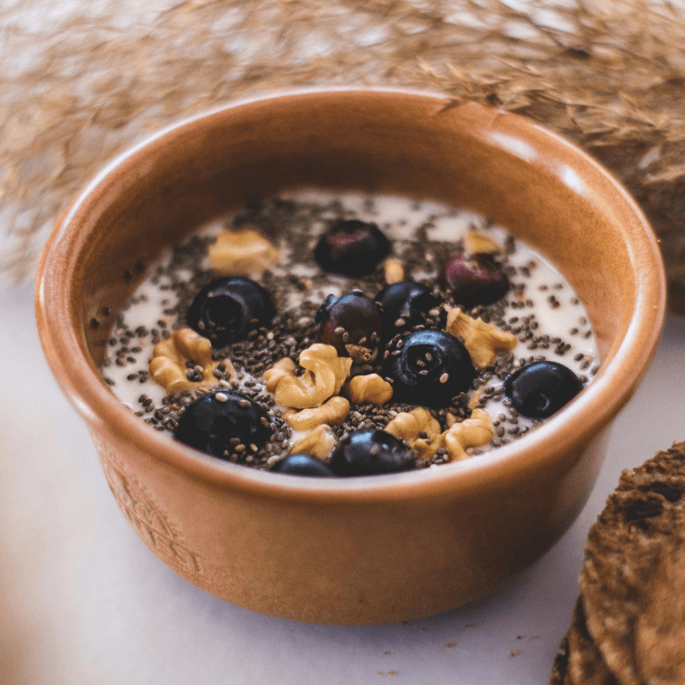 Yoghurt met zaden, blauwe bessen en noten