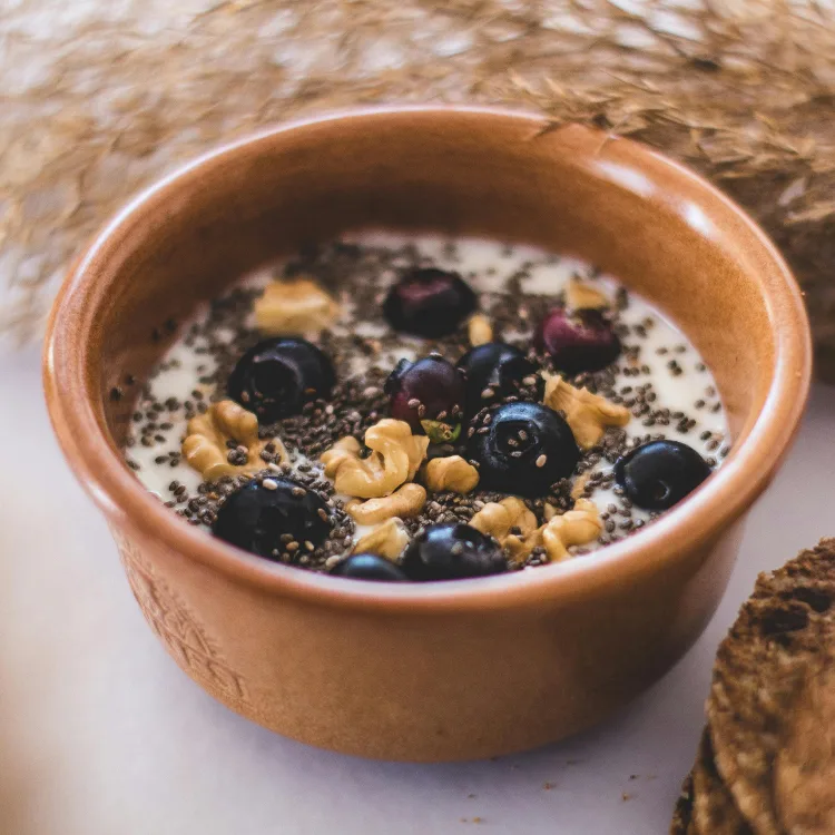 Yoghurt met zaden, blauwe bessen en noten