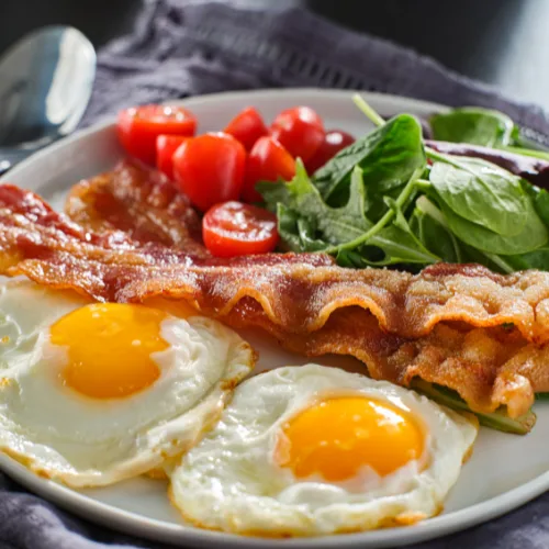 Keto gebakken groente ei en spek